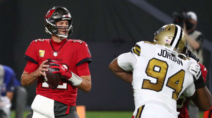 Tom Brady drops back for Buccaneers against Saints.